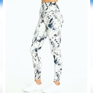 🌷BALANCE COLLECTION - 25' White Whispy Floral Compression 7/8 Legging - Size XL